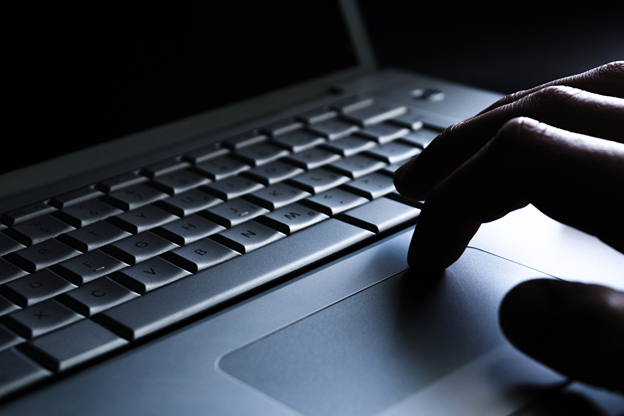 Imagen de laptop y manos escribiendo