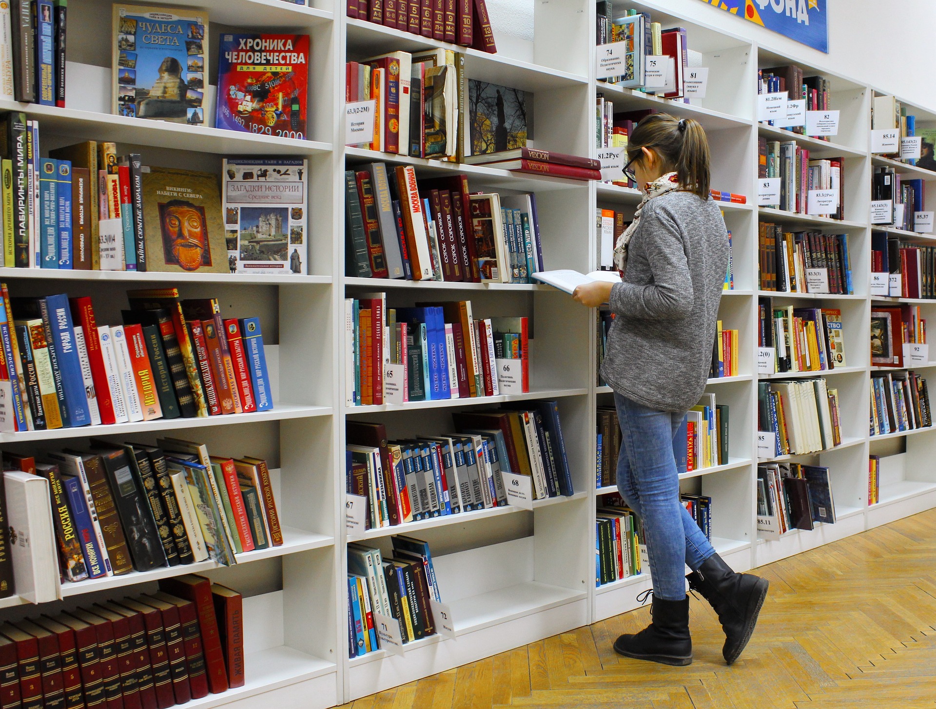 Foto de estudiante en biblioteca