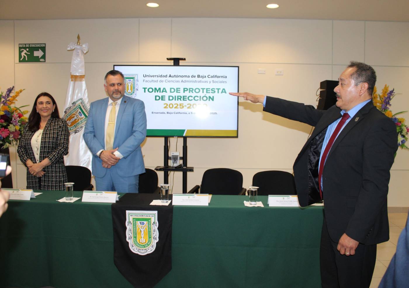Toma protesta director de la FCAyS para el periodo 2025-2029