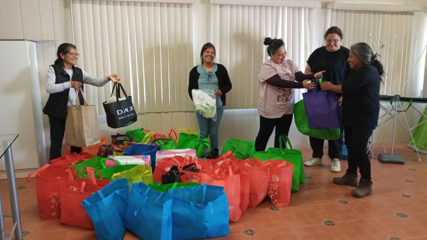 Se entregan kits de “Menstruación Digna FCAyS” en la Casa de la Mujer Indígena