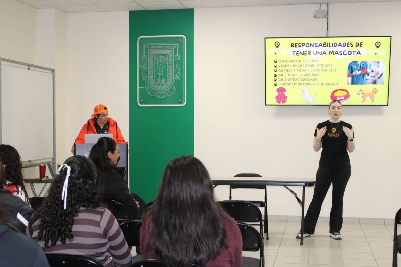 Concientizan a estudiantes sobre el cuidado de perros y gatos