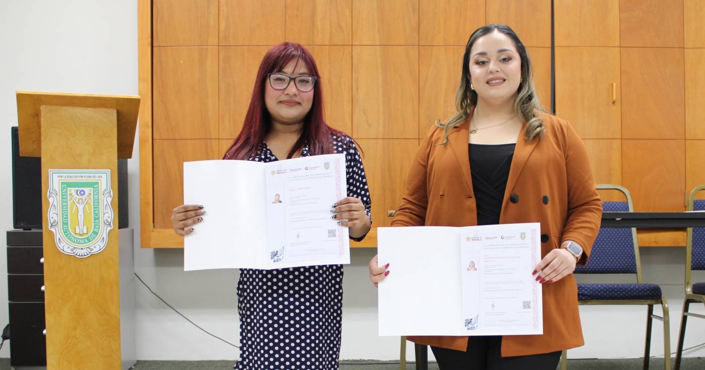 Entregan certificados a estudiantes de Derecho