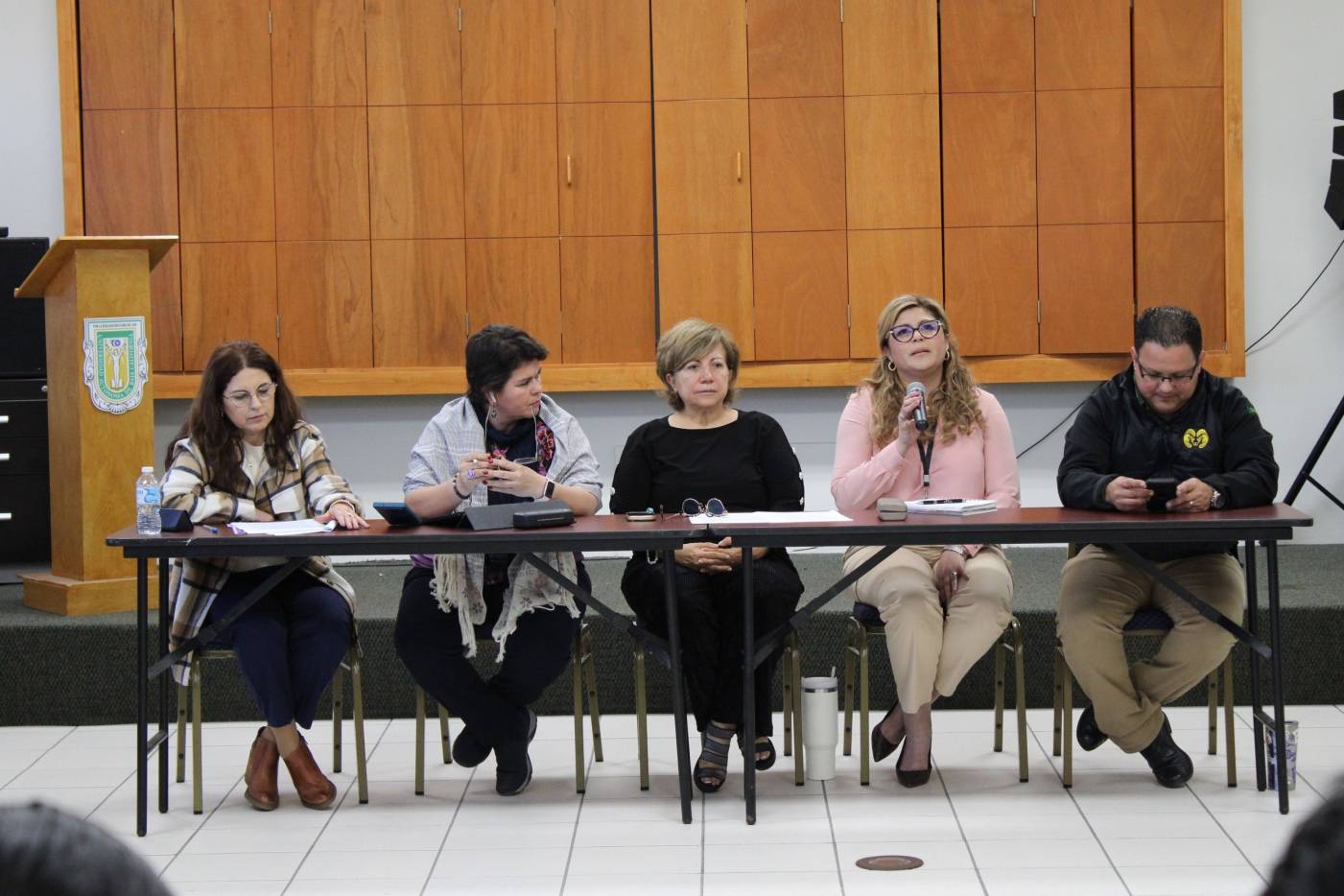 Realizan mesa redonda intitulada “Más allá del techo de cristal: avances y retos en la igualdad de género”